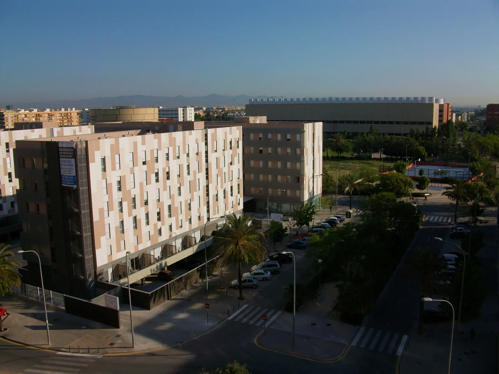 Une résidence étudiante moderne à la façade crème et brune, à côté du campus de Tarongers à Valencia