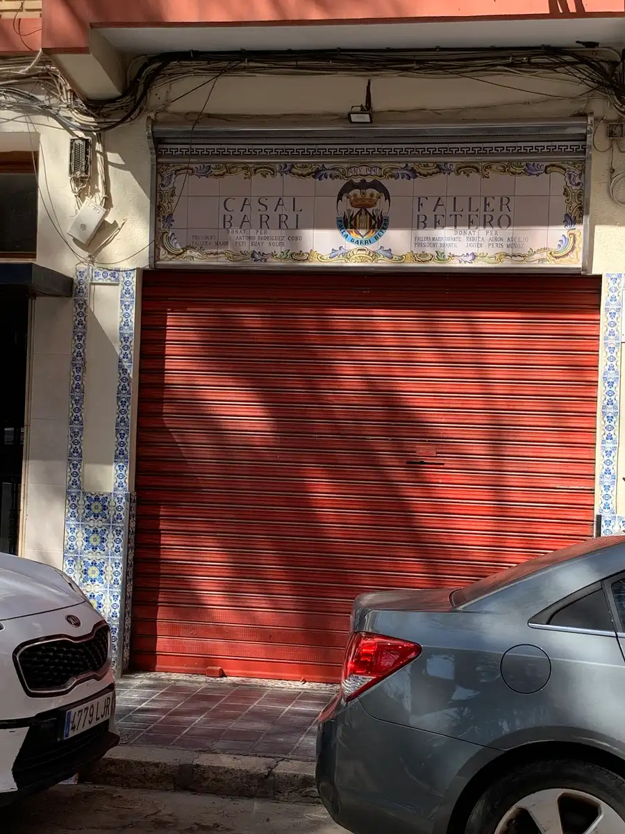 Tiled sign above the shutter of the Casal Faller Barri Beteró in Valencia