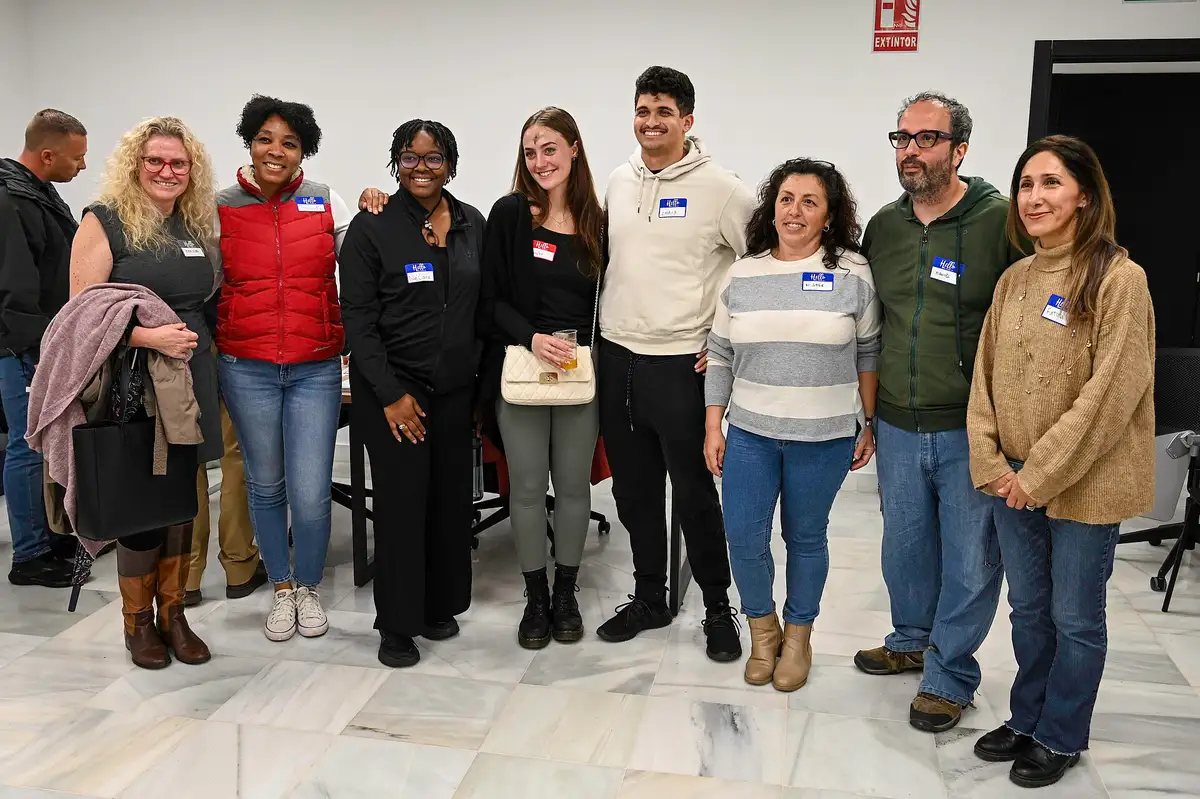 Spanish and American participants posing together at a Spanish-English language exchange event