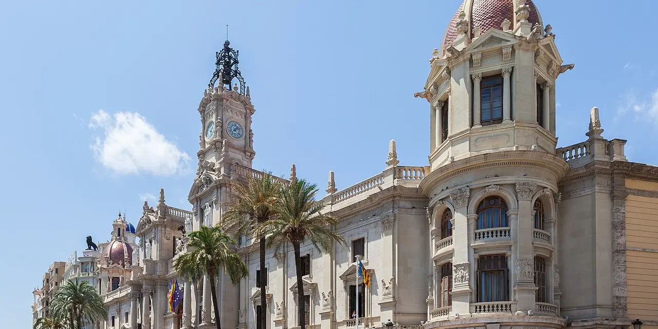 L'hôtel de ville de Valencia sur la Plaça de l'Ajuntament, avec sa tour de l'horloge et des palmiers devant la façade
