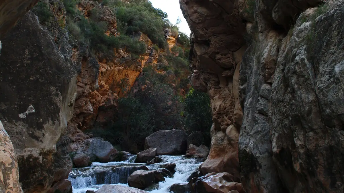 Une gorge rocheuse traversée par un ruisseau sur la Ruta del Agua de Chelva