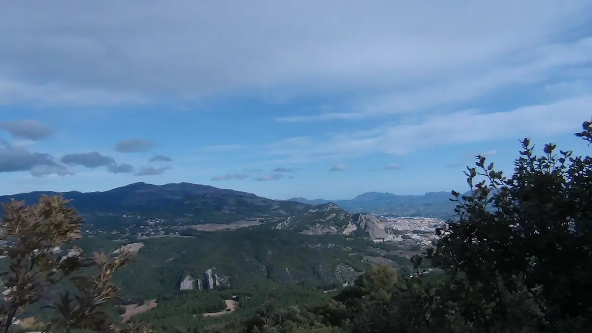 Vista desde el parque natural de la Font Roja sobre un valle boscoso hacia Alcoy y las sierras cercanas