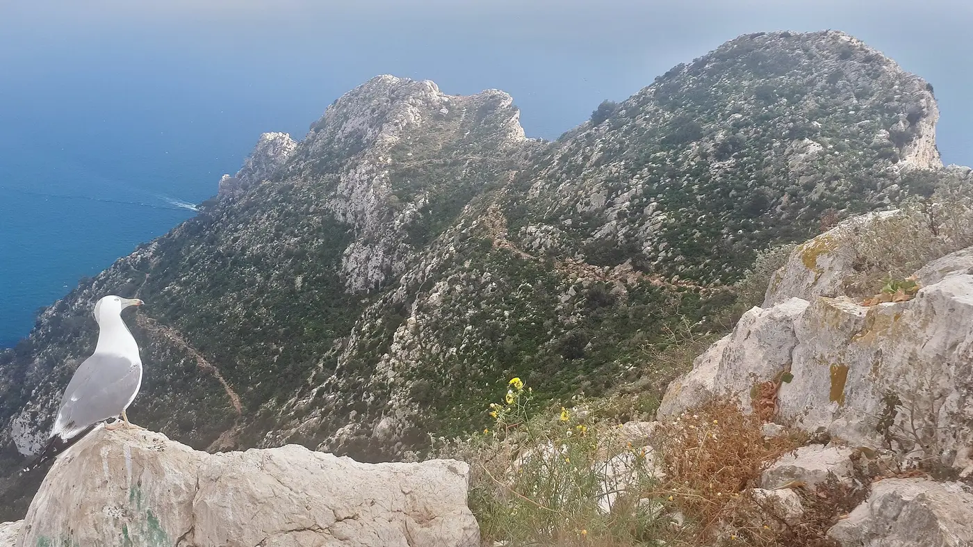 El Penyal d'Ifac visto desde la senda de la cima, sobre el mar en Calp, en la Costa Blanca