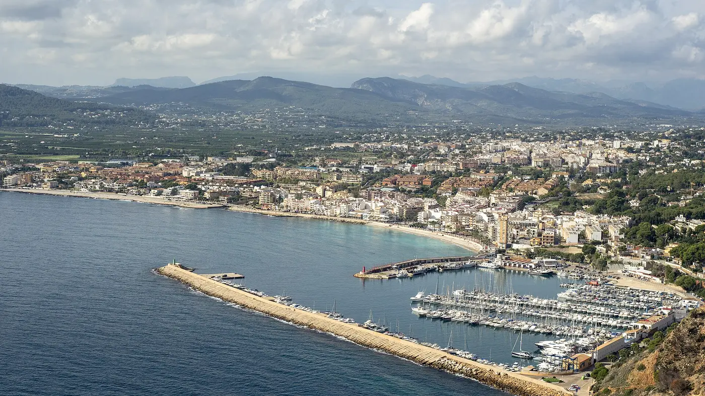 Xàbia vue depuis le cap de Sant Antoni : le port et la marina, la ville et la baie de l'Arenal, avec les montagnes derrière