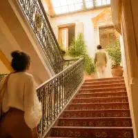 Escalera y ascensor en un edificio del centro histórico de Valencia