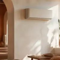 Aire acondicionado y calefacción de pared en el salón de un piso en Valencia