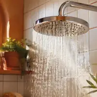 Ducha y lavabo en un piso de alquiler en Valencia, comprobación de la presión de agua caliente