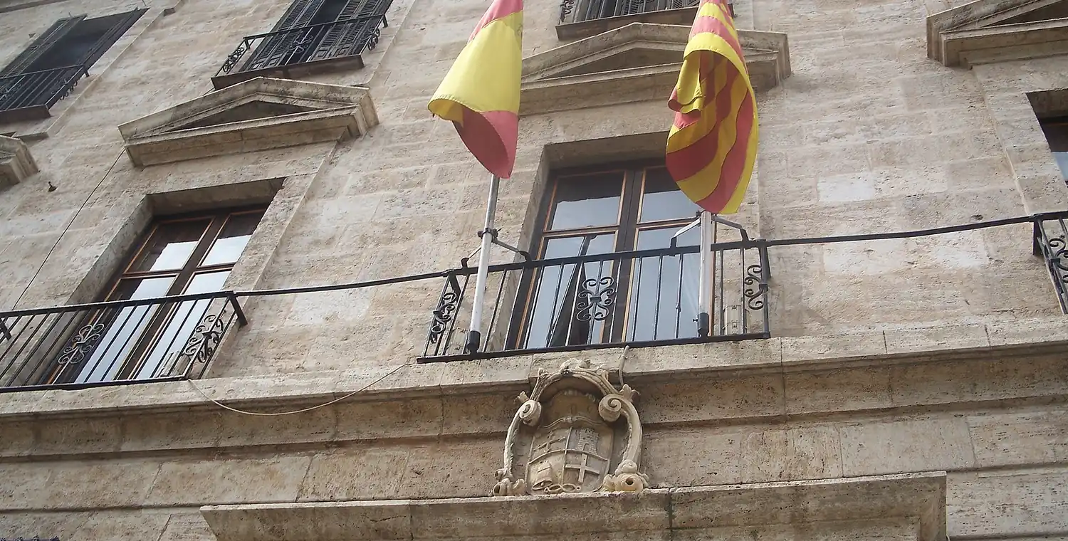 Het gebouw van de Delegación del Gobierno in Valencia, met de Spaanse en Valenciaanse vlag