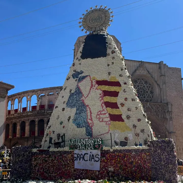 Bloemenmantel van de Mare de Déu dels Desemparats op de Plaza de la Virgen in Valencia, met een kaart van de Valenciaanse Gemeenschap in de kleuren van de Senyera, naast de kathedraal