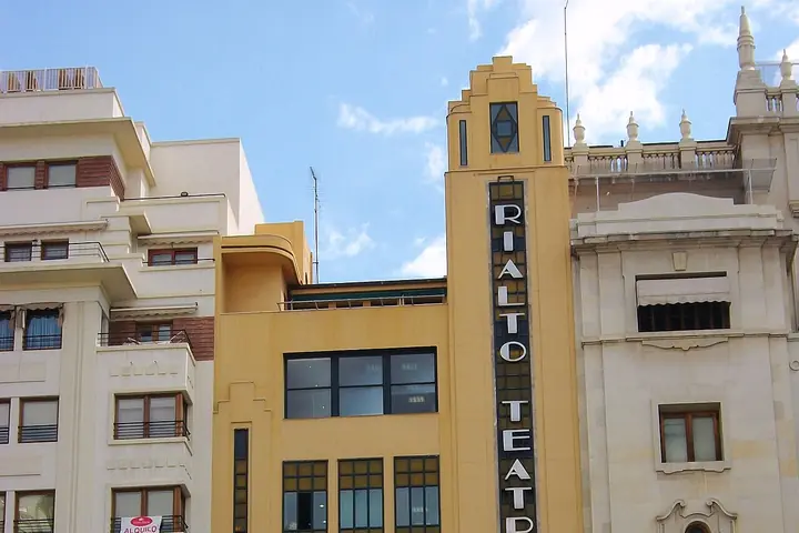 Art-decotoren van het Rialto-gebouw waarin La Filmoteca zit, aan het Plaza del Ayuntamiento in Valencia