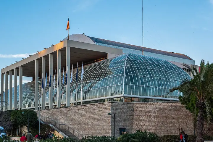 Concertzaal Palau de la Música met glazen dak naast de Turia-tuinen in Valencia