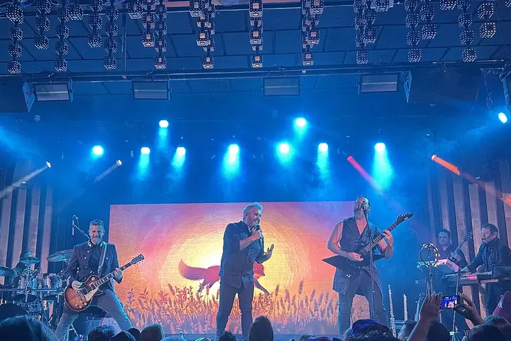 Een band op het podium van Sala Moon in Valencia