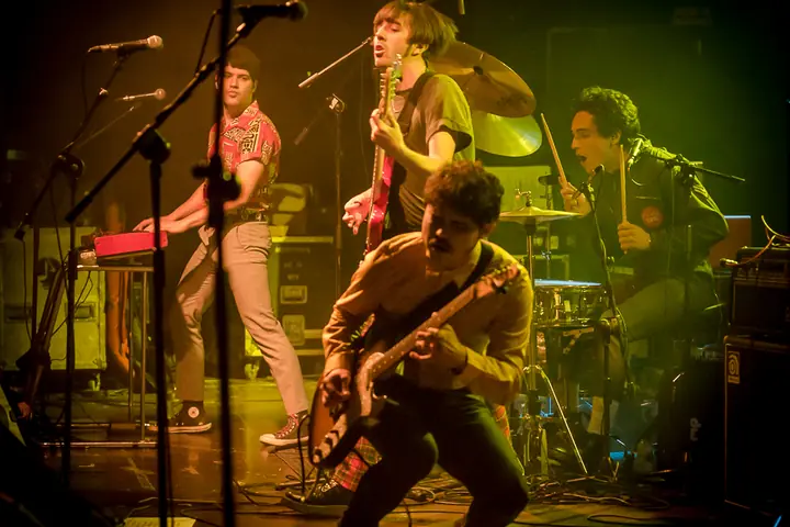 Een band live op het podium van Sala Repvblicca in Valencia