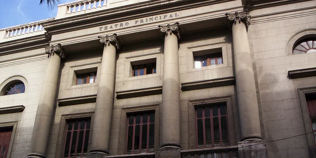 La façade à colonnes du Teatre Principal, Carrer de les Barques