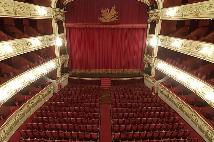 Neoklassieke gevel met zuilen van Teatre Principal aan de Carrer de les Barques in Valencia