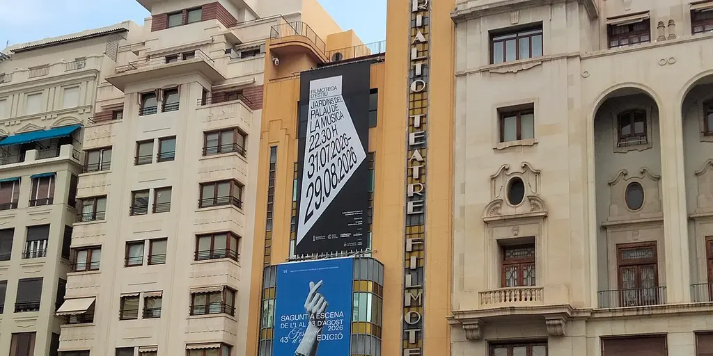 Het Rialto-gebouw aan de Plaça de l'Ajuntament, met het Teatre Rialto en de Filmoteca