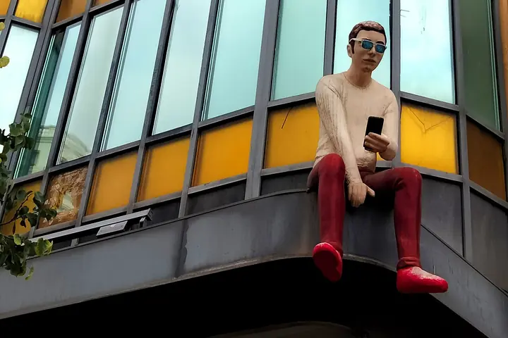 Hoekgevel van Teatre Rialto aan het Plaza del Ayuntamiento in Valencia, met een beeld op het balkon