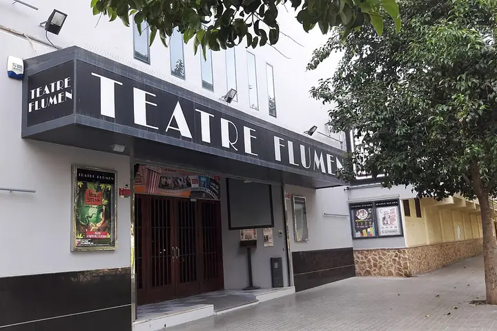 Ingang en bord van Teatre Flumen aan de Carrer de Gregori Gea in Valencia