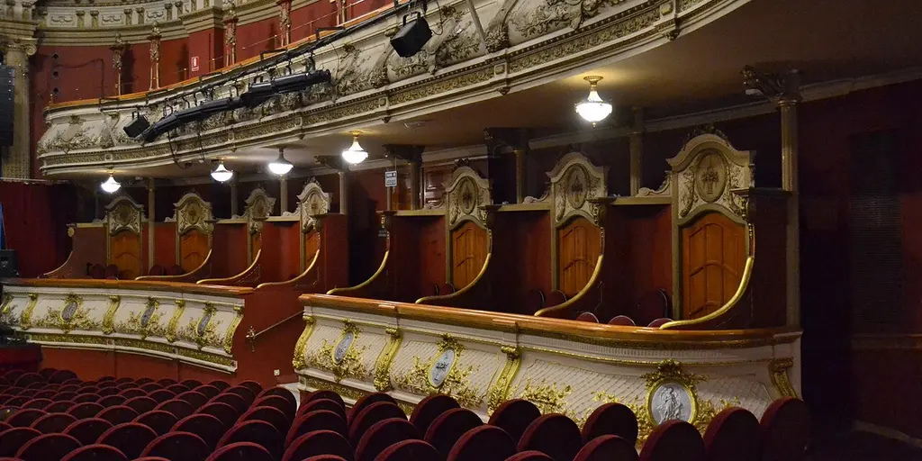 Los palcos dorados y el patio de butacas rojo del Teatro Olympia