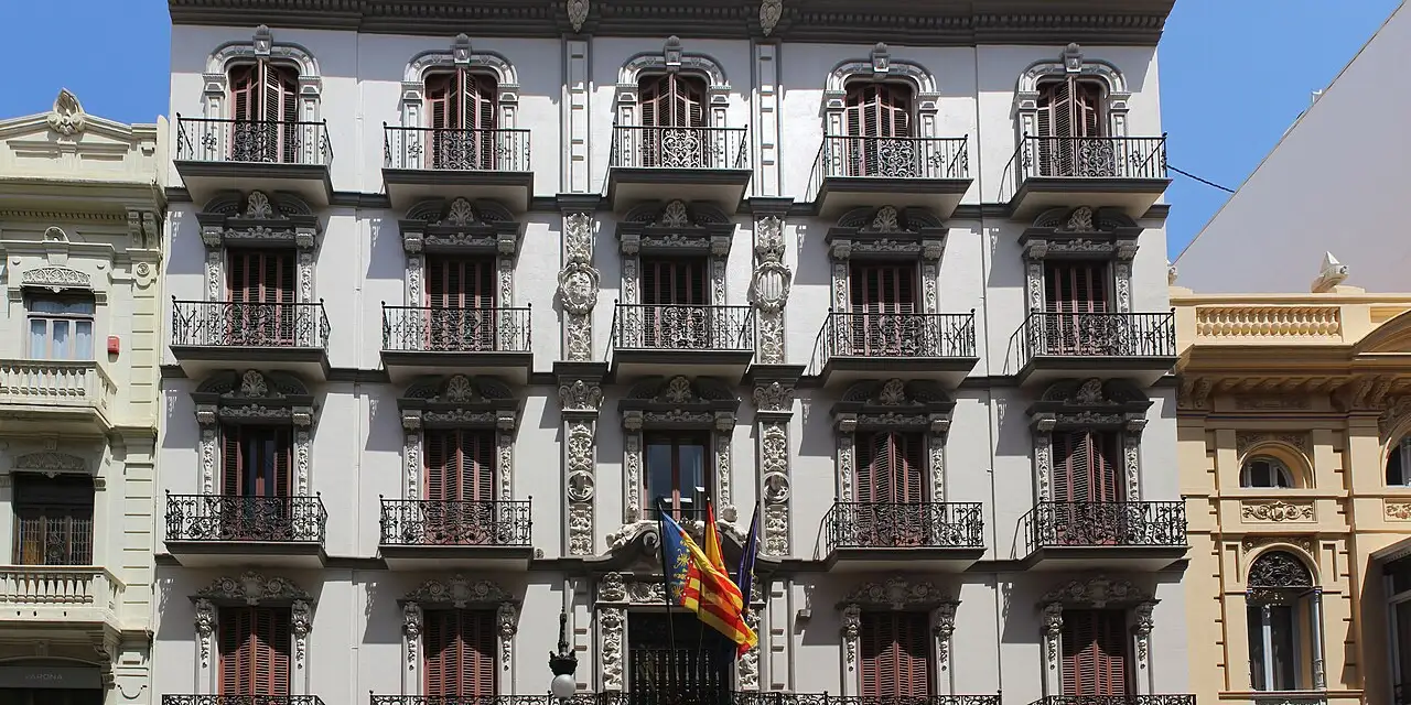 Façade du Colegio Notarial de Valencia, drapeaux au balcon