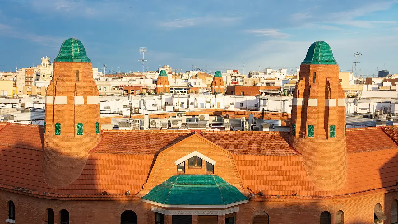 Les tours et coupoles carrelées de la Finca Roja, ensemble de logements en brique des années 1930, à Arrancapins, Valencia