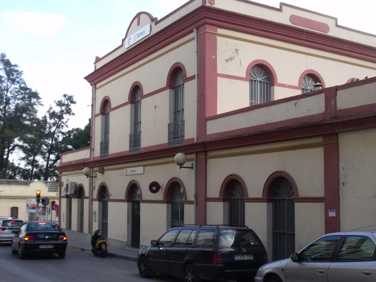 Het stationsgebouw van Betera