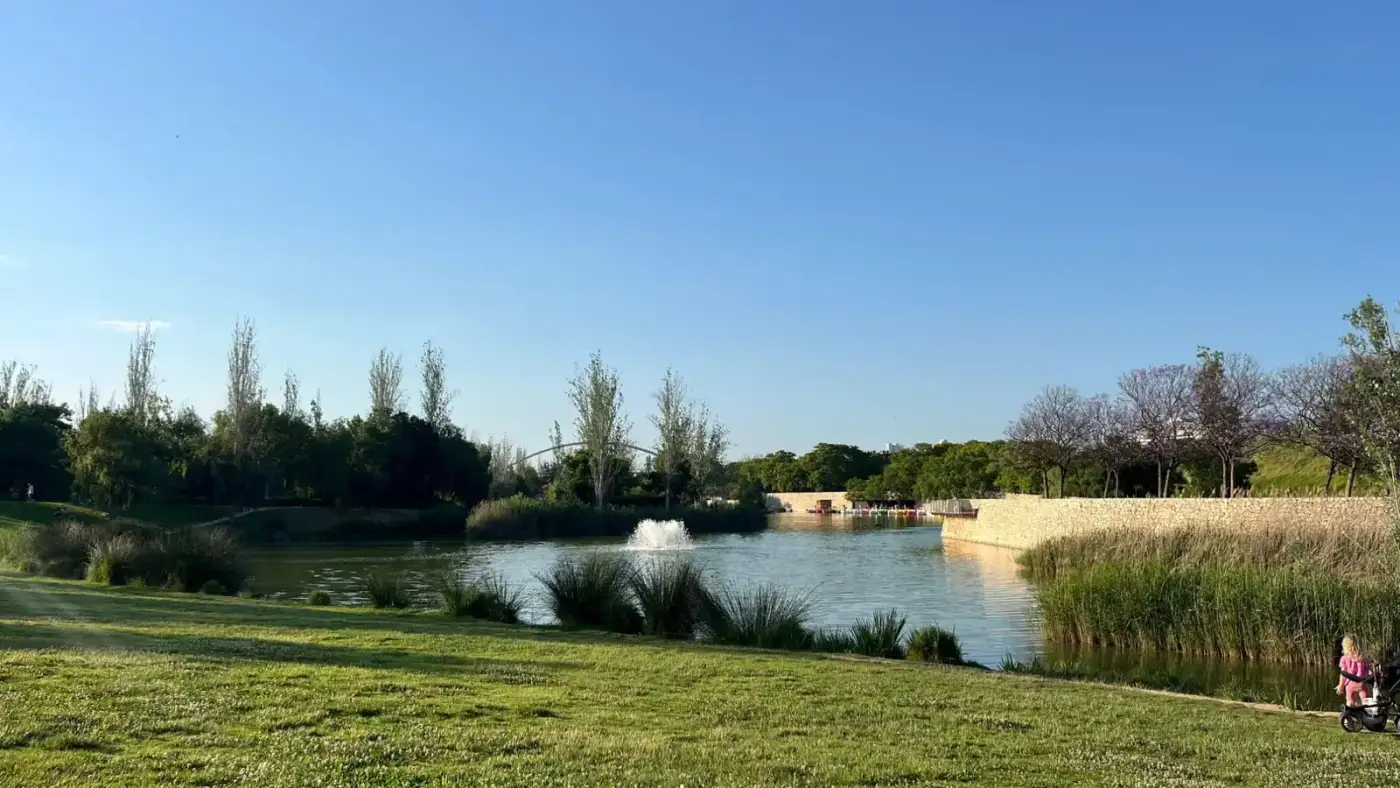 Le lac du Parc de Capçalera, le grand parc à l'extrémité ouest des jardins du Turia à Campanar, Valencia
