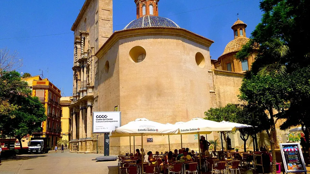 Le Centre del Carme, ancien couvent des Carmes qui a donné son nom à El Carmen, avec une terrasse de café sur la Plaça del Carme, Valencia
