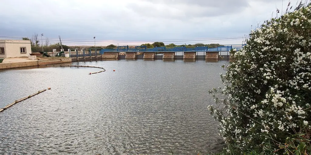 Las compuertas de la Gola del Perellonet, el canal entre la Albufera y el mar