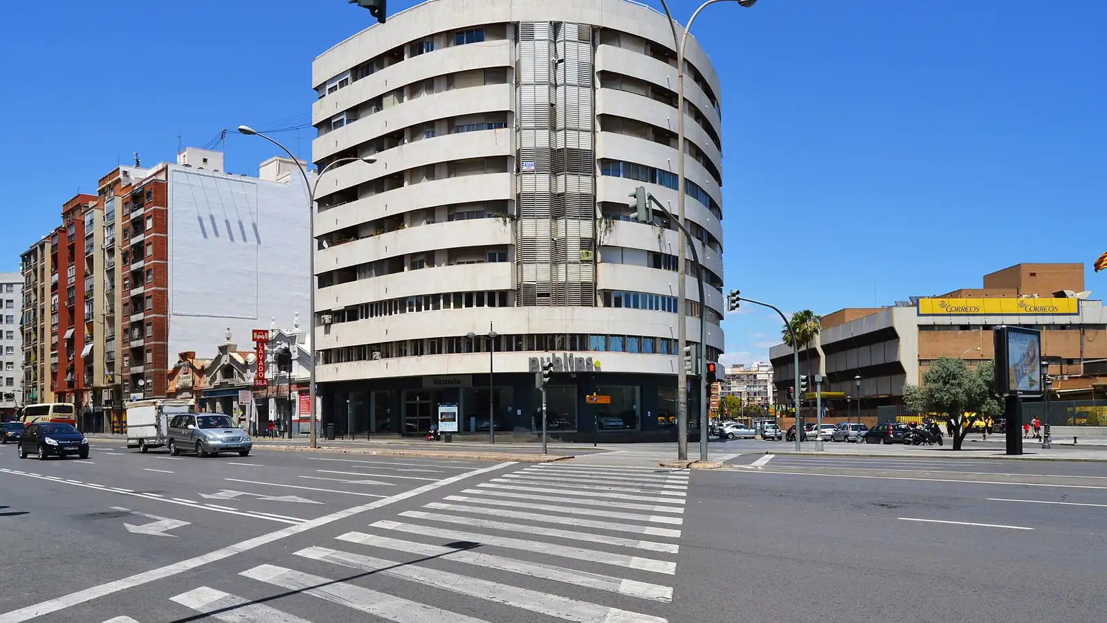 Un immeuble blanc et arrondi à l'angle de l'Avinguda Giorgeta et de la Carrer de Sant Vicent Màrtir, à la limite nord de La Raiosa, Valencia