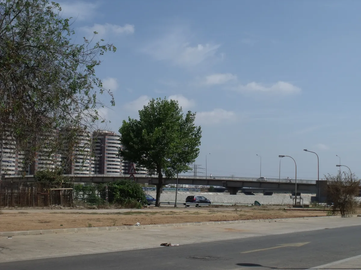 El puente que une las dos partes de La Torre sobre el nuevo cauce del Turia