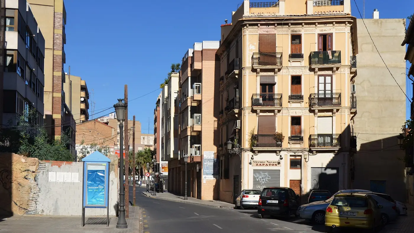 Carrer de Sagunt avec un immeuble d'angle du début du XXe siècle et des blocs des années 1970 à Morvedre, Valencia