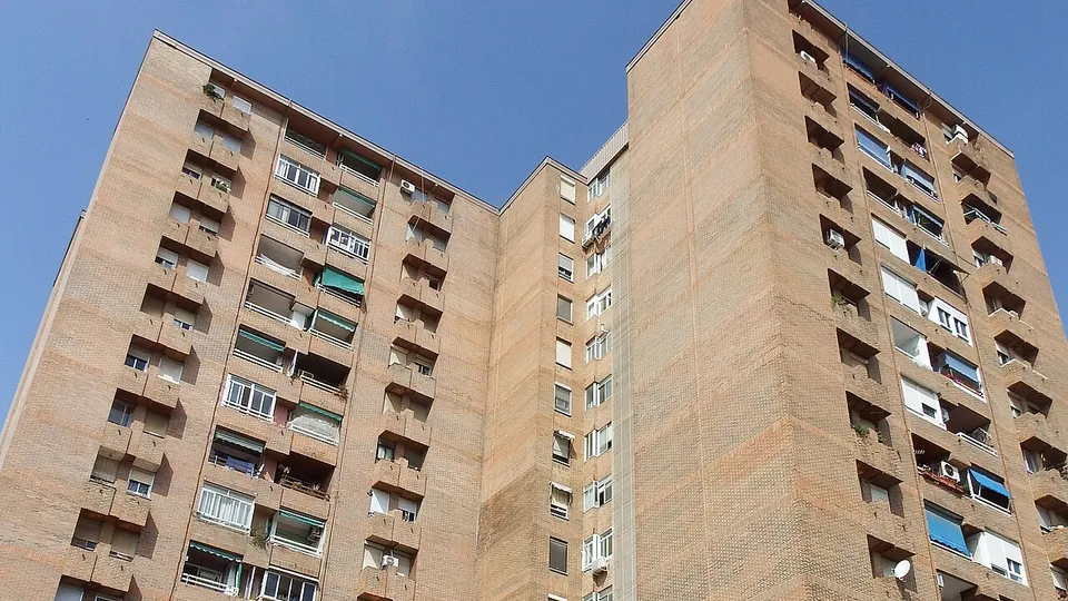 De hauts immeubles de brique du groupe de logements Vicente Mortes sous un ciel bleu, à Na Rovella, Valencia