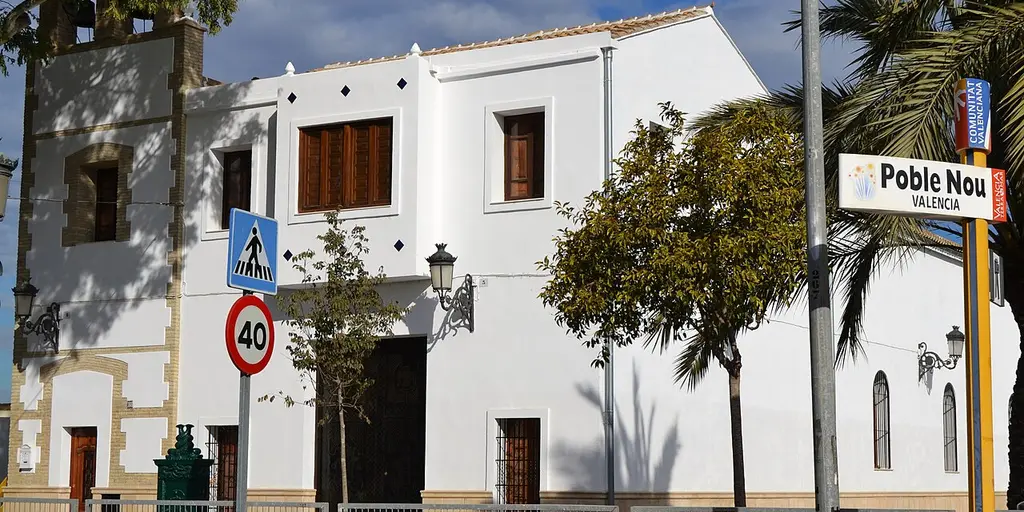 La Església de Sant Bernat Màrtir, encalada, en Poble Nou