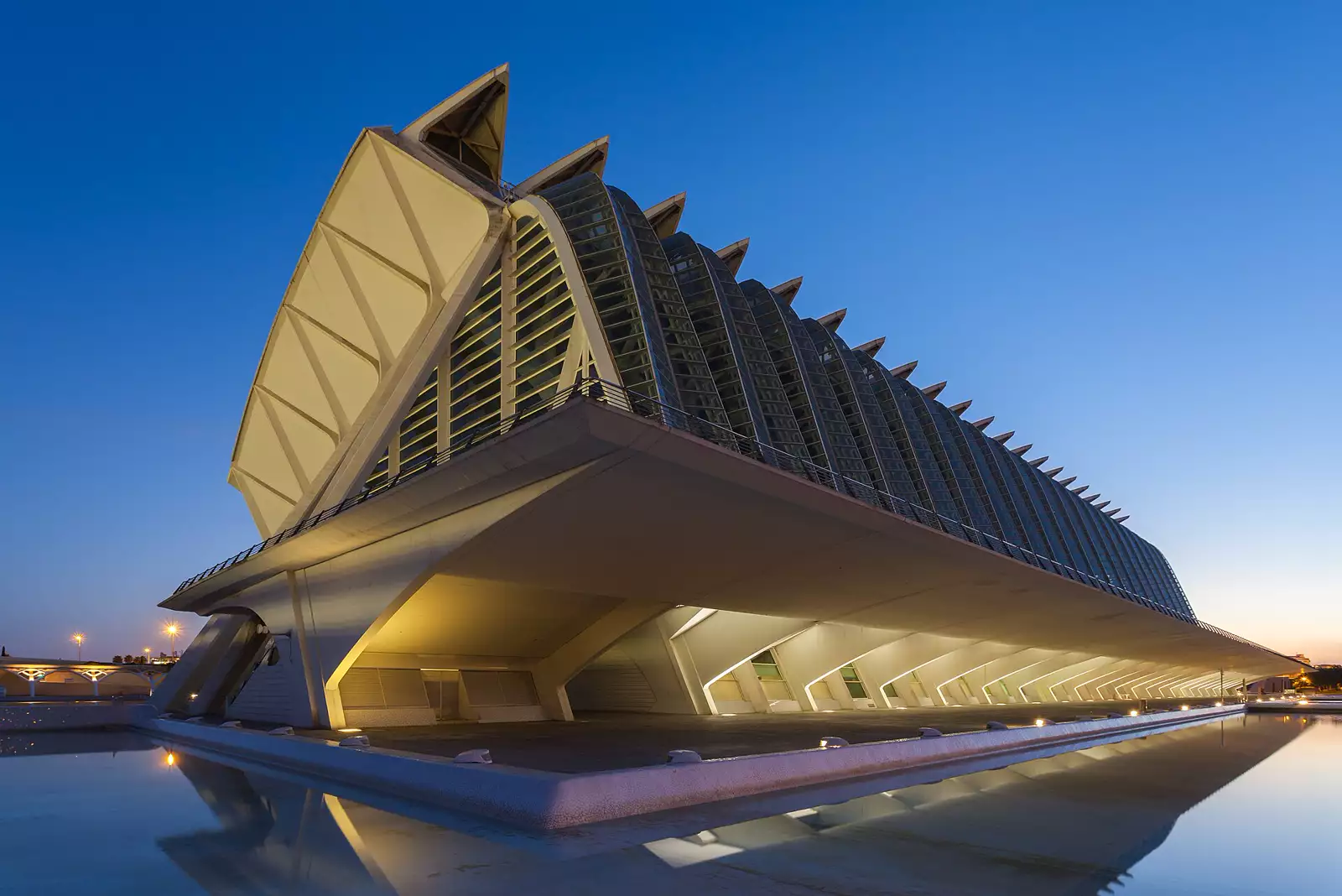 Le Museu de les Ciències Príncipe Felipe au crépuscule, dans le district de Quatre Carreres, Valencia