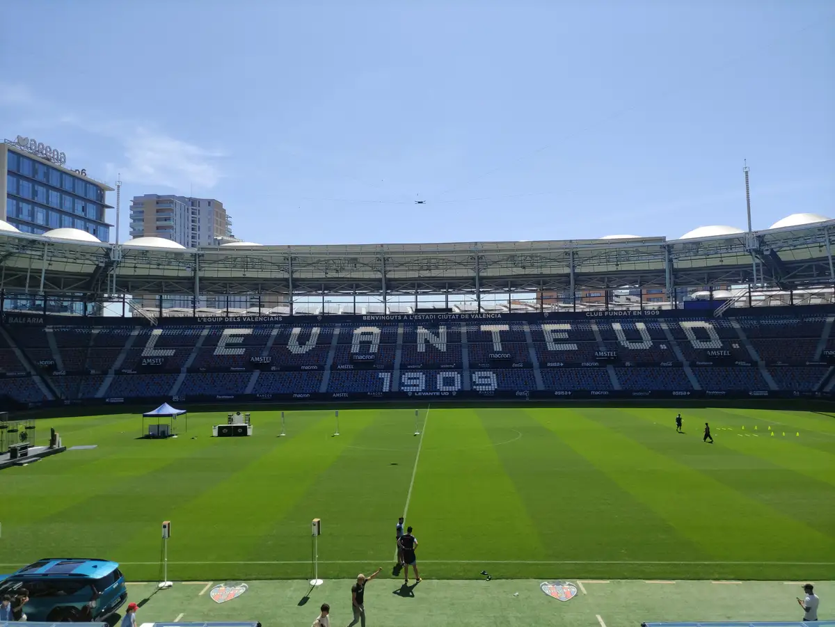 El césped y las gradas del Estadi Ciutat de València, el campo del Levante UD