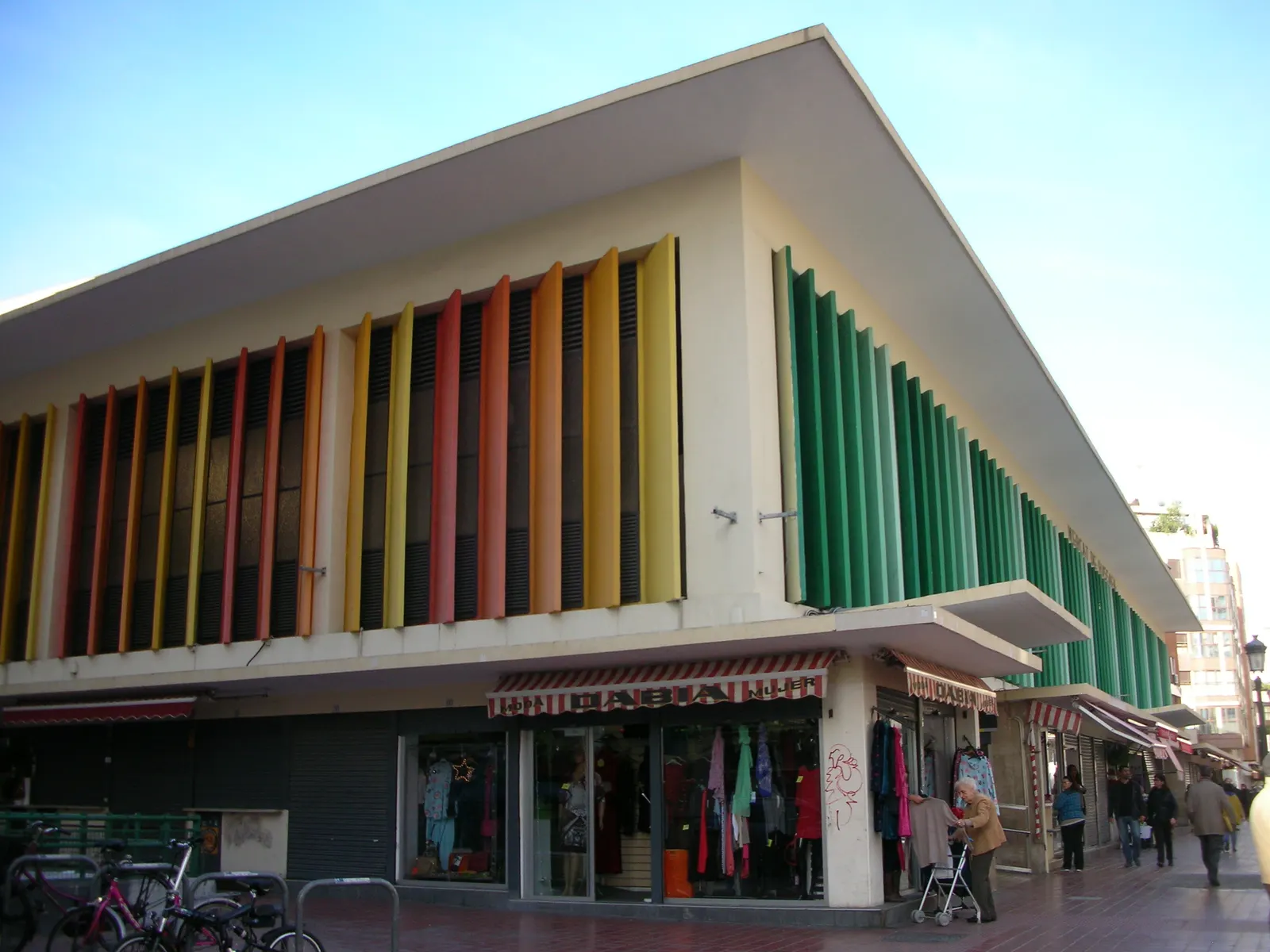 La façade moderniste colorée du Mercat de Russafa, le marché couvert de Ruzafa, Valencia