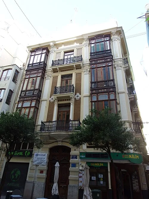 The building at Paseo de Ruzafa 8, with its balconies and street-level shops, in Ruzafa, Valencia
