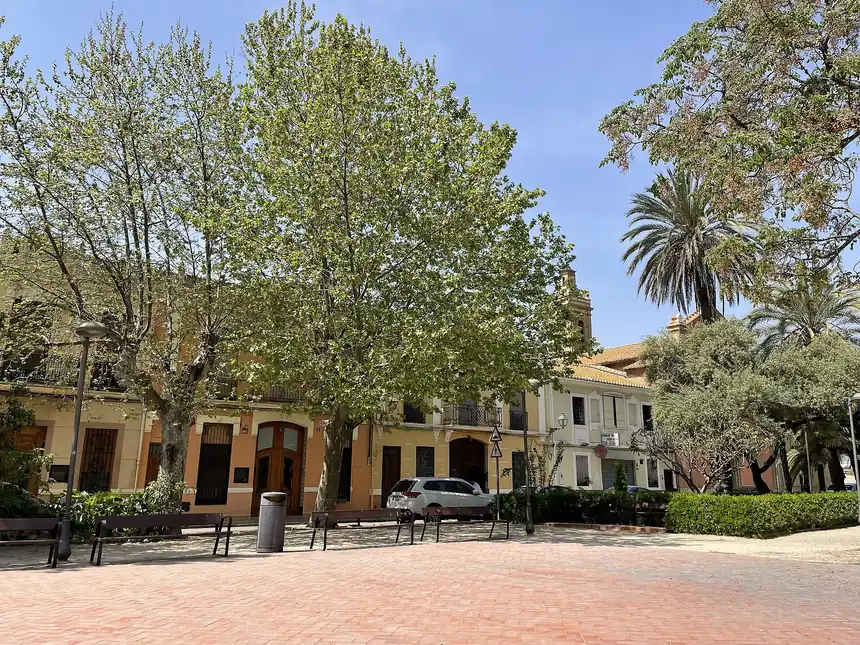 Una plaza arbolada en el barrio de Sant Isidre, Valencia