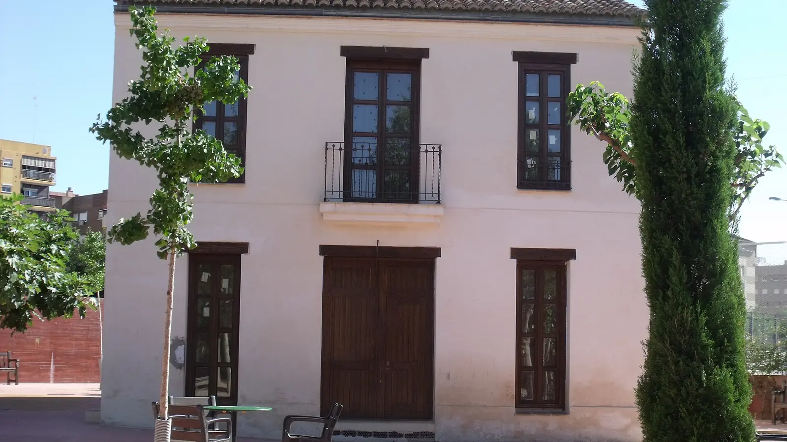 Ancienne ferme restaurée à deux niveaux et volets en bois dans le Parc de Marxalenes, dans le quartier de Tormos, Valencia