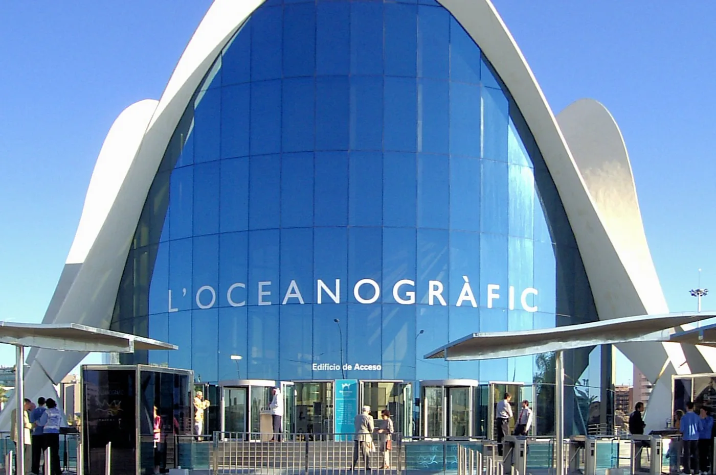 Het toegangsgebouw Edificio de Acceso van L'Oceanografic, met de naam in letters op de gebogen glazen gevel