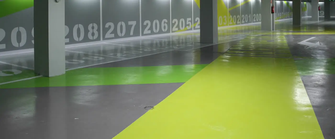 Plazas numeradas y carriles marcados dentro de un parking subterráneo de Valencia.
