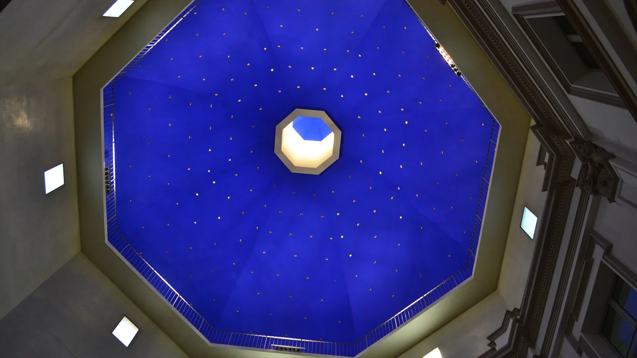 De blauwe koepel met kleine lichtkoepels binnen in het Museu de Belles Arts de València