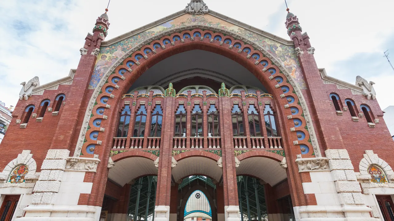 De modernistische gevel van baksteen en tegels van de Mercado de Colón in Valencia