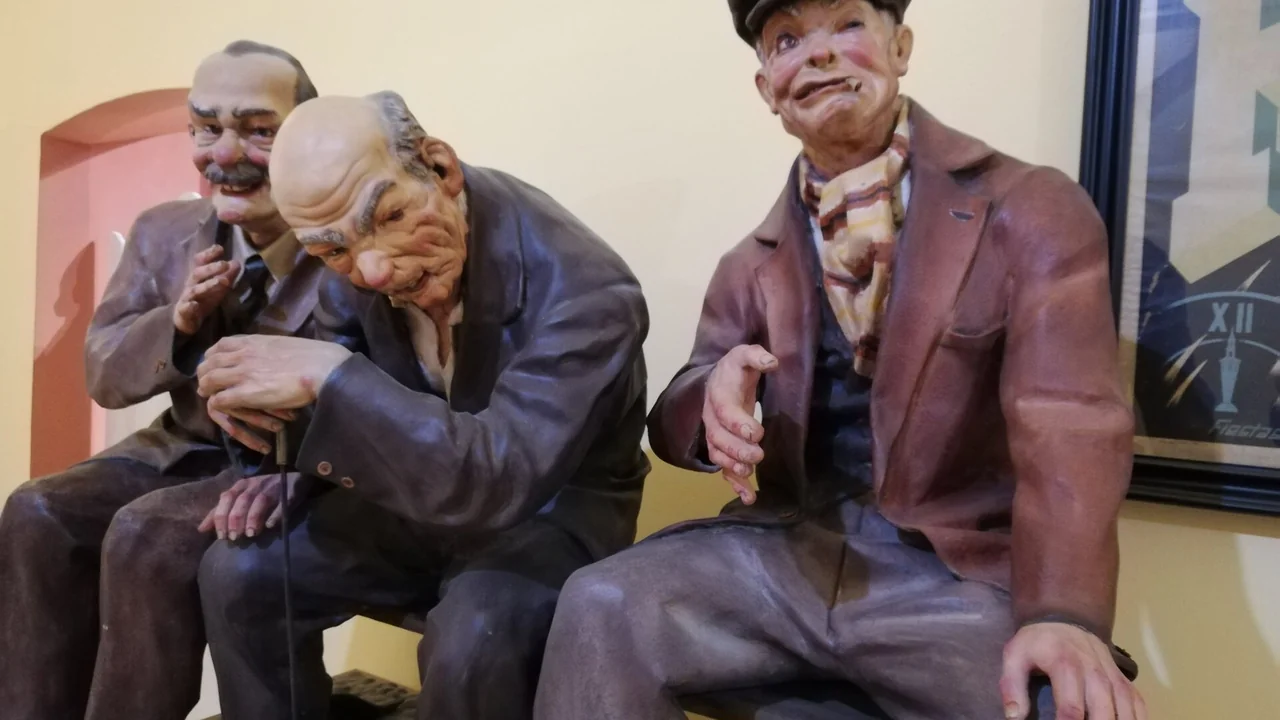 Een ninot indultat van de Fallas van 1960: drie oude mannen naast elkaar, een van hen met pet, in de collectie van het Museu Faller