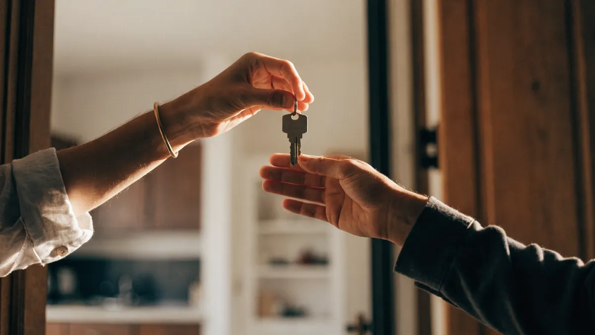 Handing over apartment keys in a Valencia doorway