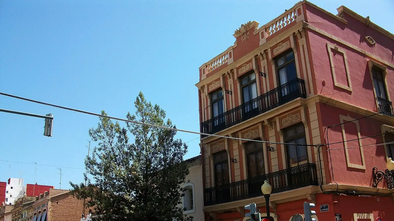 Balcons en fer forgé d'une maison d'angle du carrer de la Reina, à El Cabanyal, Valencia