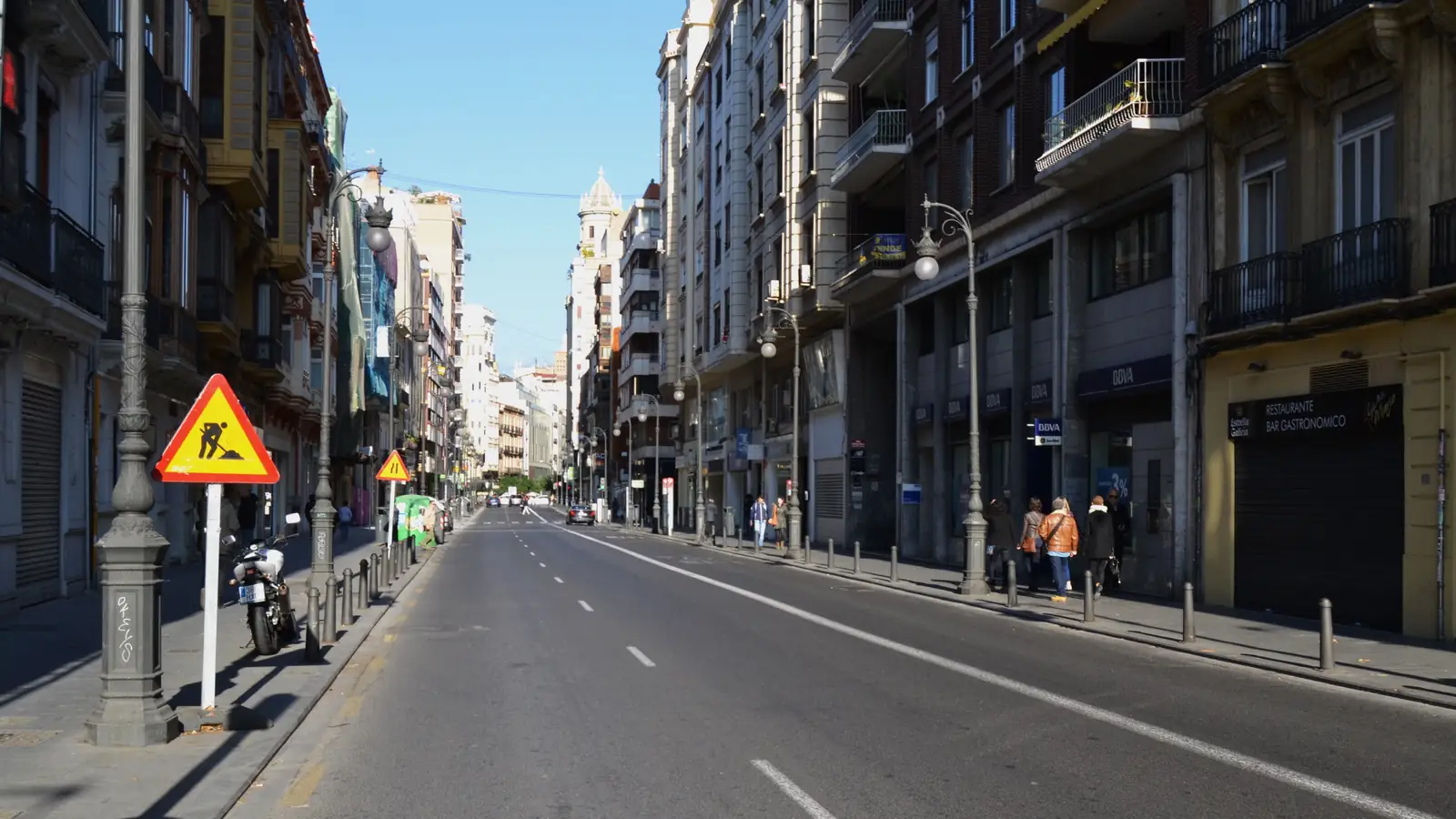 Balcons d'appartements au-dessus des commerces du carrer de Russafa, dans le centre de Valencia