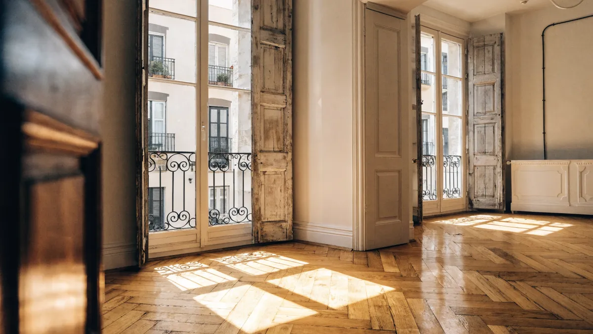 Bright empty Valencia apartment during a viewing