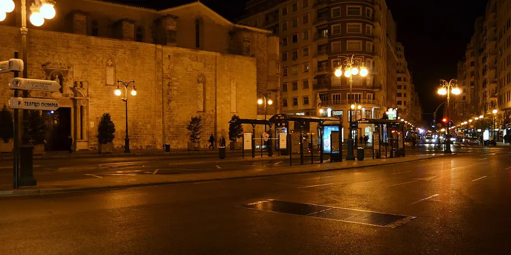 La Plaça de Sant Agustí de Valencia de noche, iluminada por las farolas